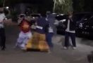 2 Pria Bersarung Bertarung di Pelataran Masjid, Perempuan Berjilbab Datang - JPNN.com