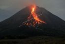 Blarrr, Merapi Meluncurkan Guguran Lava Pijar - JPNN.com