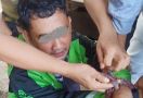 Pria Berjaket Ojol Terduga Pelaku Jambret Ini Ditangkap Warga, Tangannya Diikat, Tuh Lihat - JPNN.com