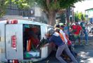 Adu Banteng dengan City Car, Ambulan Bawa Pasien Terbalik, Keluar Asap - JPNN.com