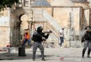 Al-Aqsa Mencekam, Lemparan Batu Warga Palestina Dibalas Granat Polisi Israel - JPNN.com