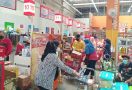 Supermarket Perang Diskon, Pengunjung Antre di Belakang Kasir, Ada yang Sampai ke Lahan Parkir - JPNN.com