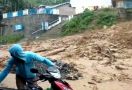 Parapat Disapu Banjir Bandang, Desa Sibaganding Diterjang Longsor, Arus Lalu Lintas Lumpuh Total - JPNN.com