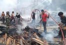 Kebakaran di Kuala Simpang, Tujuh Rumah Hangus Terbakar - JPNN.com