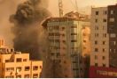 Keterlaluan, Israel juga Menghancurkan Kantor Media di Gaza - JPNN.com
