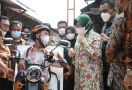 Mensos Risma Serahkan Motor Roda Tiga Impian Gading Ogi Saputra - JPNN.com