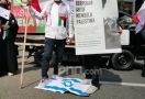 Massa Aksi Bela Palestina Menginjak-injak Bendera Israel - JPNN.com