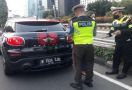 Viral Pengemudi Mini Cooper Ikut Rombongan Ma'ruf Amin, Ternyata Ini Alasannya - JPNN.com