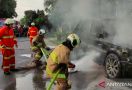 Mobil Range Rover Hangus Terbakar di Rawamangun, Lihat Begini Kondisinya - JPNN.com