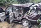 Mobil Kijang Berpenumpang Lima Orang Nyungsep ke Jurang - JPNN.com