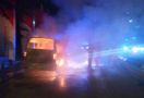 Detik-detik Mobil Angkutan Umum Terbakar hingga Gosong di Cakung - JPNN.com