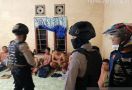 Polisi Bersenjata Gerebek Judi Sabung Ayam di Nunukan - JPNN.com