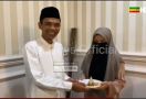 Ustaz Abdul Somad Rayakan Milad Bersama Fatimah, Mesra Sekali - JPNN.com