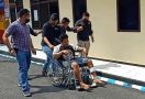 Cepol dan Fe Sudah Ditangkap Polisi, Satu Terduduk di Kursi Roda, Rekannya Terpaksa Dibopong - JPNN.com