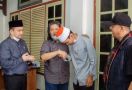 Ustaz Abdul Somad Sowan Cak Nun, Bersalaman, Kepalanya Menunduk - JPNN.com