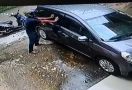 Pencuri Bermodus Pecah Kaca Mobil Terekam CCTV Saat Beraksi, Begini Penampakannya - JPNN.com