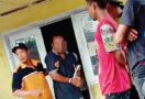 Pak Guru Melihat Mantan Siswinya Masuk ke Kamar Mandi, Terjadilah Aksi Tak Terpuji - JPNN.com