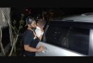 Polisi Mengunci Leher M dan Menggelandangnya ke Dalam Mobil, Lihat Tuh! - JPNN.com