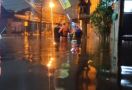 Hujan Deras Sejak Senin Sore, Lima Perumahan di Kota Bekasi Terendam Banjir - JPNN.com