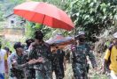 Menggunakan Tandu, Anggota TNI di Perbatasan RI-Malaysia Mengevakuasi Ibu Sinjan ke Puskesmas - JPNN.com