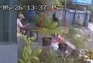 Lihat, Terduga Pembunuh Perempuan di Kamar Hotel Itu Terekam CCTV - JPNN.com