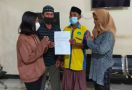 Usai Saling Sindir di Medsos, 2 Remaja Putri Ini Lanjut Baku Hantam di Depan Kantor Desa - JPNN.com