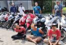 Polisi Cegat Truk Pupuk di Depan Kantor Camat, Setelah Dibuka, Astaga! - JPNN.com