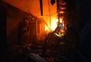 Kebakaran Hebat Hanguskan 28 Kios di Pasar Taman Kota - JPNN.com