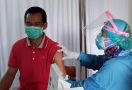 Warga di Zona Merah Covid-19 Cilangkap Jaktim Diberi Vaksin - JPNN.com