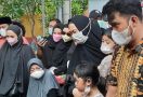 Air Mata Oki Setiana Dewi Mengiringi Prosesi Pemakaman Sang Ayah - JPNN.com