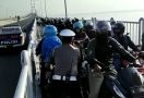 Lihat Nih, Aksi Polisi Mengadang Pengendara Motor yang Hendak Putar Balik di Suramadu - JPNN.com