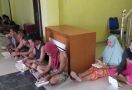 Polisi Gerebek Kampung Narkoba, Belasan Orang Ditangkap, Pak Kades Juga Ikut Diangkut - JPNN.com