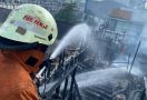 Kebakaran Rumah Makan Ampera di Pulogadung, Sebegini Kerugiannya - JPNN.com