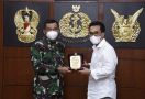 Panglima TNI Berikan Piagam Penghargaan Kepada Yozua Makes - JPNN.com