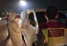 Pengendara Disetop Petugas Memakai APD di Perbatasan Cianjur, Lihat yang Terjadi - JPNN.com
