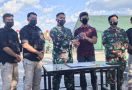 Senjata Api Rampasan KKB Diserahkan kepada TNI, Ternyata Milik Anggota Polisi - JPNN.com