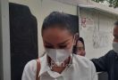 Vicky Prasetyo Dituntut 8 Bulan, Kalina Ocktaranny Menangis - JPNN.com