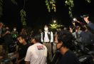 Patroli Malam, Eri Cahyadi Mendadak Berhenti, Mengajak Warga Bandel ke TPU Keputih - JPNN.com