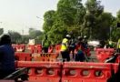 PPKM Darurat di Surabaya, Pesepeda Kecele setelah Diadang Petugas, Lihat - JPNN.com