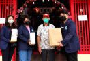 Cegah Penyebaran Covid-19, Aktivis Hikmahbudhi Bagikan Masker Kepada Masyarakat - JPNN.com