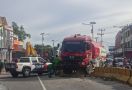 Truk Tangki Pertamina Menabrak Pembatas Jalan - JPNN.com