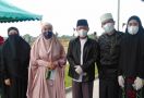 Ibunda Ustaz Solmed Dimakamkan di Al Azhar Memorial Garden dengan Prokes Ketat - JPNN.com