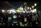 Operasi PPKM Darurat di Surabaya Ricuh, Polisi Dilempari Batu, AKBP Ganis Bilang Begini - JPNN.com