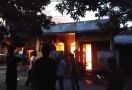 Kebakaran 4 Rumah dan 15 Kamar Indekos di Jaktim, Petugas Damkar Mendapat Kendala - JPNN.com
