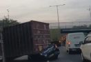 Truk Kontainer Lawan Mobil di Surabaya, Sampai Kayak Begini, Mengerikan - JPNN.com