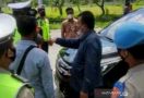 Lihat, Anggota DPRD Diadang Petugas di Pos Penyekatan, Berdebat Sengit, Begini Kejadiannya - JPNN.com