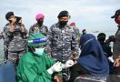 TNI AL Mengerahkan 2 Kapal untuk Pelayanan Vaksinasi bagi Nelayan  - JPNN.com