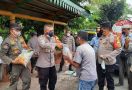 Masih PPKM Darurat, Polisi di Daerah Ini Bagikan 400 kg Beras per Hari - JPNN.com