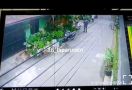 Detik-Detik Aksi Pelaku Curanmor di Jaksel Terekam CCTV, Lihat - JPNN.com