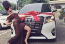 Lucinta Luna Pamer Mobil Baru, Rambutnya Bikin Gagal Fokus - JPNN.com